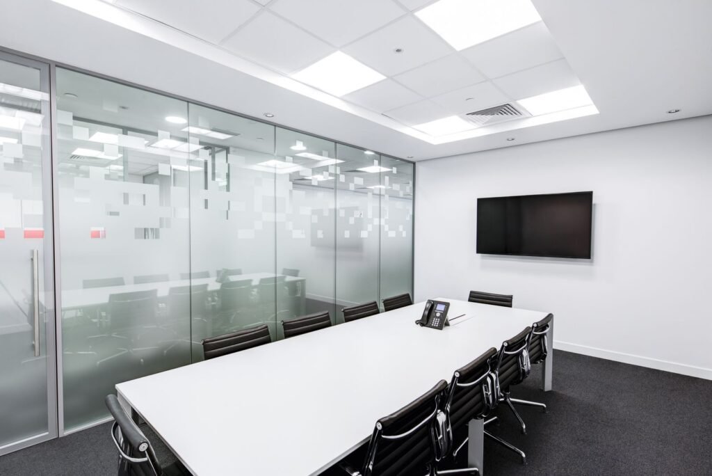 Sala de reunião corporativa com mesa longa e cadeiras